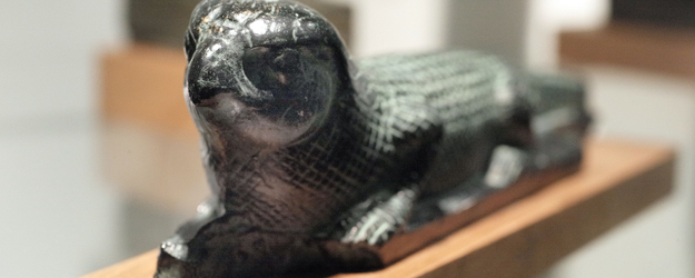Das falkenköpfige Krokodil, hier ein Replikat, stammt aus der Spätzeit, ca. 720-332 v. Chr. (Foto: Stefan F. Sämmer)