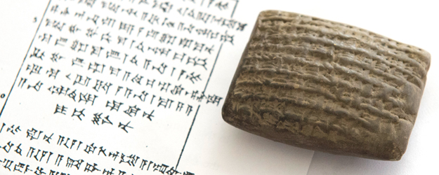 Die Exponate der Altorientalistischen Lehrsammlung sind zwar durchweg Abgüsse, können daher aber auch direkt in der Lehre eingesetzt werden. (Foto: Peter Pulkowski)