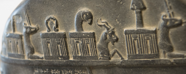 Die Altorientalistische Sammlung verfügt auch über die Nachbildungen von zwei prachtvollen Landschenkungssteinen, sogenannter Kudurrus. (Foto: Peter Pulkowski)