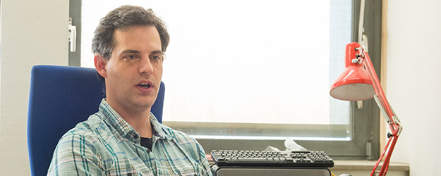 In seiner Arbeitsgruppe am Institut für Physik der Atmosphäre untersucht Holger Tost unter anderem Luftqualität und Feinstaubbelastung in Städten. (Foto: Peter Pulkowski)