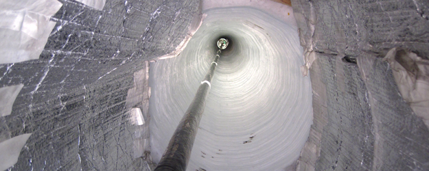 Am Südpol wurden in 86 Kabeltrossen insgesamt 5.160 Glaskugel-Sensoren ins Eis gelassen, um dort das schwache bläuliche Leuchten aufzufangen, das bei Neutrino-Reaktionen entsteht. (Foto/©: Blaine Gudbjartsson/NSF)
