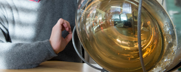 Die Glaskugel umschließt das 'Auge' - das eigentliche Messinstrument, das das schwache bläuliche Leuchten auffängt, das bei Neutrinoreaktionen entsteht. (Foto: Peter Pulkowski)