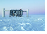Blick über das Eis am geographischen Südpol zur überirdischen Messstation des IceCube-Experiments, in der die Daten der im Eis eingebetteten Lichtsensoren ausgelesen und analysiert werden. (Foto/©: Sven Lidstrom, IceCube/NSF)