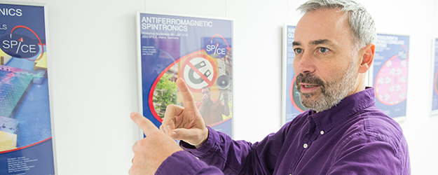 Prof. Dr. Jairo Sinova hat an der JGU unter anderem das Spin Phenomena Interdisciplinary Center, kurz SPICE und die INSPIRE Group aufgebaut. (Foto: Peter Pulkowski)