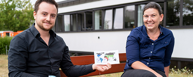 Prof. Dr. Ute Hellmich und Eric Schwegler suchen nach neuen therapeutischen Ansätzen für einige der vernachlässigten Tropenkrankheiten. (Foto: Stefan F. Sämmer)