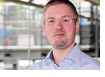 Prof. Dr. Carsten Streb forscht im Bereich der nachhaltigen Energiewandlung und -speicherung. (Foto: Stefan F. Sämmer) Prof. Dr. Carsten Streb forscht im Bereich der nachhaltigen Energiewandlung und -speicherung. (Foto: Stefan F. Sämmer)
