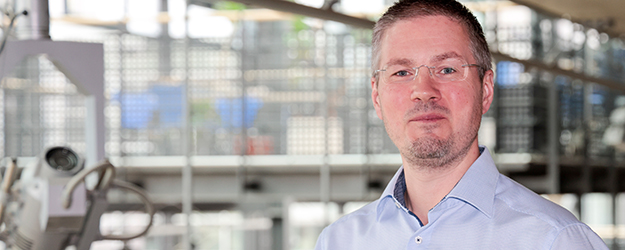 Prof. Dr. Carsten Streb forscht im Bereich der nachhaltigen Energiewandlung und -speicherung. (Foto: Stefan F. Sämmer)