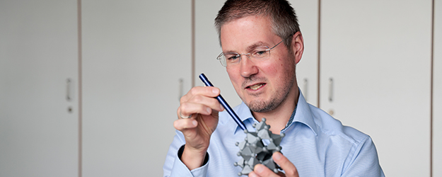 Prof. Dr. Carsten Streb schätzt die interdisziplinäre Zusammenarbeit an der JGU – innerhalb des Department Chemie sowie über Fächergrenzen hinweg. (Foto: Stefan F. Sämmer)