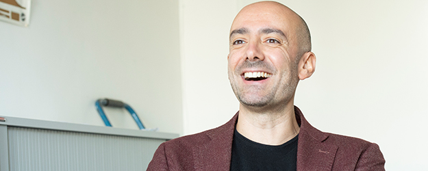 • Luca De Siena ist Vulkanologe und hat lange in Neapel gelebt. Im März 2019 wechselte er von der University of Aberdeen in Schottland nach Mainz. (Foto: Peter Pulkowski)