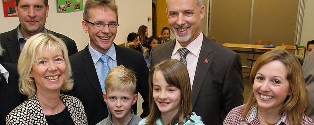 (v.l.) Prof. Dr. Daniel Dreesmann, Bildungsministerin Doris Ahnen, Thomas Gönder, Universitätspräsident Prof. Dr. Georg Krausch und Rebecca Sammet (Foto: Stefan F. Sämmer)