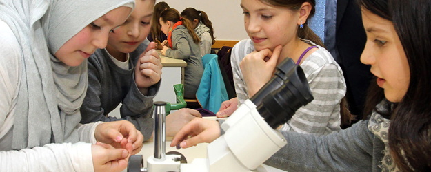 Siara, Mehmet, Selina und Ada freuen sich über die Experimentiermöglichkeiten, die der Ameisenkoffer bietet. (Foto: Stefan F. Sämmer)