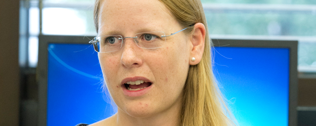 Anne Legler forscht im Rahmen ihrer Doktorarbeit am Institut für Physiologische Chemie zum Endocannabinoid-System. (Foto: Peter Pulkowski)