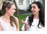 Die beiden Doktorandinnen Laura Meine (l.) und Sarah Ayash (r.) arbeiten in ihrer Freizeit gemeinsam an einem illustrierten Lyrik-Band. (Foto: Stefan F. Sämmer)