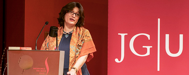 Die Historikerin Corine Defrance ist Expertin für die deutsch-französischen Beziehungen nach dem 2. Weltkrieg. 2019 wurde sie für ihre Forschung mit dem Gutenberg Research Award der JGU ausgezeichnet. (Foto: Stefan F. Sämmer)