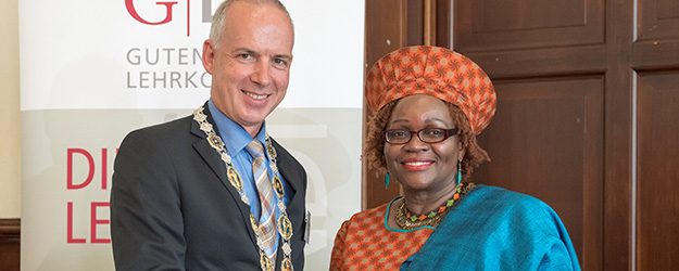 JGU-Präsident Prof. Dr. Georg Krausch ehrte Preisträgerin Prof. Dr. Musa Dube unter anderem für ihr Engagement zur Verankerung der Tabuthemen HIV und AIDS in der akademisch-theologischen Ausbildung. (Foto: Stefan F. Sämmer)