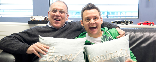 Kabarattist und JGU-Alumnus Tobias Mann (r.) und sein ehemaliger Doktorvater, Prof. Dr. Oliver P. Heil (l.), hatten sichtlich viel Spaß bei ihrem Zusammentreffen für den Beitrag im JGU MAGAZIN. (Foto: Peter Pulkowski)