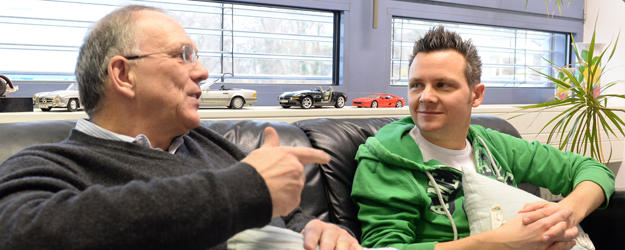 Prof. Dr. Oliver P. Heil (l.) kann sich noch gut daran erinnern, wie kompetent und zugleich unterhaltsam sein damaliger Doktorand Tobias Mann (r.) BWL und Marketing-Lernstoff zu vermitteln wusste. (Foto: Peter Pulkowski)