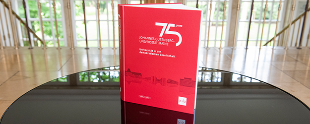 Zum 75. Jahrestag der Wiedereröffnung der JGU erscheint die Festschrift '75 Jahre Johannes Gutenberg-Universität Mainz – Universität in der demokratischen Gesellschaft'. (Foto: Peter Pulkowski)