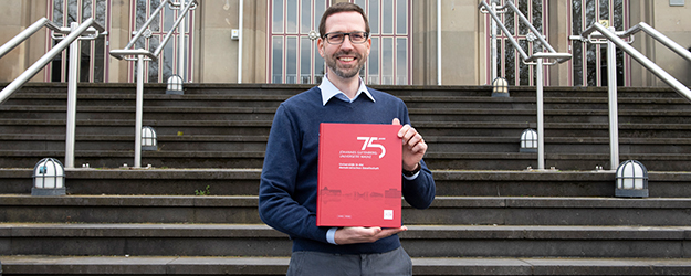 Dr. Christian George, Leiter des Universitätsarchivs Mainz, unterstützte mit seinem Team die Erstellung der Festschrift. (Foto: Peter Pulkowski)