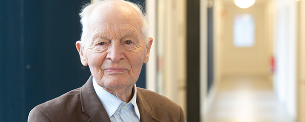 Prof. em. Dr. Gerold Lührs kam 1961 mit einer Reihe weiterer junger Physiker an die JGU, um den Aufbau des Instituts für Kernphysik zu unterstützen. (Foto: Peter Pulkowski)
