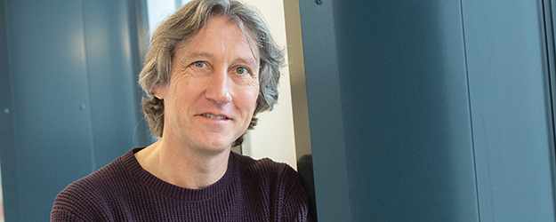 Prof. Dr. Hartmut Wittig ist einer der beiden Sprecher des Exzellenzclusters PRISMA+. (Foto: Peter Pulkowski)