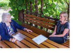 Rund zwei Generationen trennen Elisabeth Gateff und Marion Silies – ihre Forschung in der Biologie verbindet sie. (Foto: Stefan F. Sämmer)