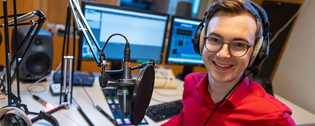 JGU-Student Daniel Reißmann moderiert den Forschungspodcast 'Minds of Mainz – der Gutenberg Talk'. (Foto: Stefan F. Sämmer)