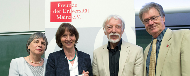 Übergabe der Dankesurkunde an die beiden Inhaber der Johannes Gutenberg-Stiftungsprofessur 2015 durch die Vizepräsidentin der JGU (l.) und den stellvertretenden Vorsitzenden der Freunde der Universität Mainz e.V. <small>(Foto: Peter Pulkowski)</small>