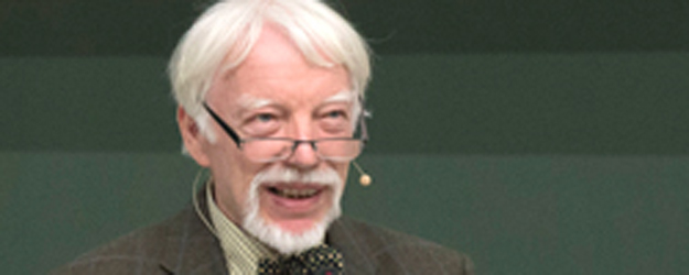 Prof. Dr. Dr. h.c. mult. Jan Assmann führte seine Zuhörerinnen und Zuhörer nach Mesopotamien und Ägypten, wo eine Schrift erstmals entstand. <small>(Foto: Peter Pulkowski)</small>