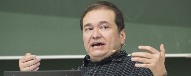 Stiftungsprofessor Onur Güntürkün geht davon aus, dass Hirnasymmetrien durch Umweltsituationen während der Reifung des Gehirns beeinflusst werden. (Foto: Peter Pulkowski)