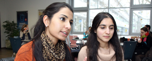 (v.l.) Farah Siddiqui und Aynur Güler haben sich in ihrer Bachelorarbeit mit der Thematik Listening Comprehension im Englischunterricht beschäftigt. (Foto: Stefan F. Sämmer)