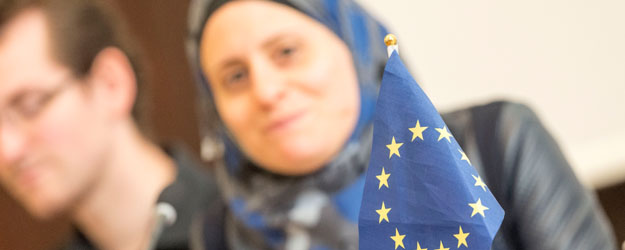 MEUM simuliert den Gesetzgebungsprozess der EU anhand realer Gesetzesentwürfe der EU-Kommission. Im Hintergrund ist die diesjährige MEUM-Parlamentspräsidentin Lina Kalouti zu sehen. (Foto: Stefan F. Sämmer)
