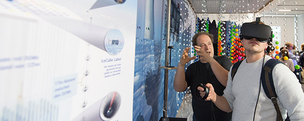Mit einer Virtual-Reality-Brille können sich die Ausstellungsbesucher einen ersten Eindruck vom IceCube-Detektor am Südpol verschaffen. Hier versuchen Physiker, Neutrinos aufzuspüren. (Foto: Peter Pulkowski)