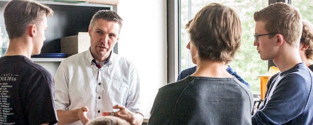 Prof. Dr. Matthias Schott vom Institut für Physik der JGU hat die Schülerakademie mit Unterstützung durch das Exzellenzcluster PRISMA konzipiert, organisiert und durchgeführt. (Foto: Stefan F. Sämmer)