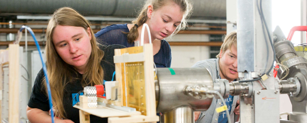 Die Schülerinnen und Schüler haben zwei Wochen lang an einem Experiment zur sogenannten Vielfachstreuung von relativistischen Elektronen gearbeitet. (Foto: Stefan F. Sämmer)