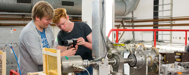 Die Schülerinnen und Schüler haben für das Experiment selbst Detektoren gebaut und die Versuchsanordnung am Teilchenbeschleuniger MAMI geplant. (Foto: Stefan F. Sämmer)