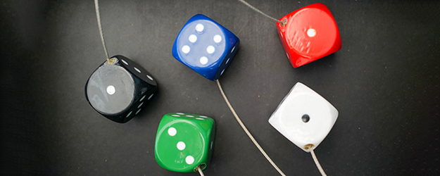 Anhand von fünf unterschiedlich manipulierten Würfeln erklärt ein Modul die Bedeutung von systematischen Abweichungen. (Foto: Stefan F. Sämmer)