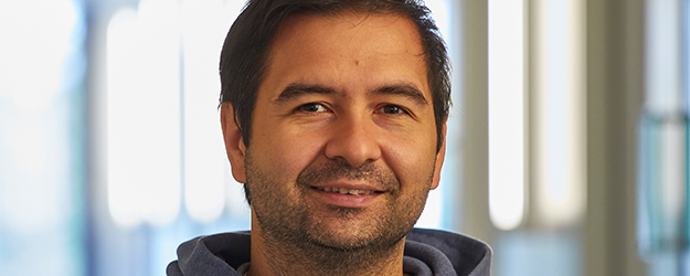 Tome Sandevski ist Geschäftsführer des deutschlandweit einmaligen Programms 'Mercator Science-Policy-Fellowship', das Führungskräfte und Forschende zum persönlichen Austausch zusammenbringt. (Foto/©: Goethe-Universität)