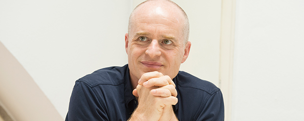 Stephan Denzer studierte an der JGU Schulmusik und Germanistik und gibt nun im Wintersemester 2019/2020 an der JGU Seminare zu den Themen Satire und Sitcoms. (Foto: Peter Pulkowski)