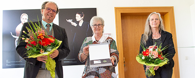 Die Universität dankt Katharina Fischborn für ihr außergewöhnliches Geschenk mit der Verleihung der 'Historischen Medaille zur Wiedereröffnung der Mainzer Universität 1946'. (Foto: Peter Pulkowski)