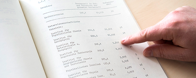 In einem archivierten Nutzerverzeichnis aus den frühen Jahren des ZDV-Betriebs finden sich Angaben dazu, welches Institut den damals einzigen Zentralrechner wie lange nutzen durften. (Foto: Peter Pulkowski)