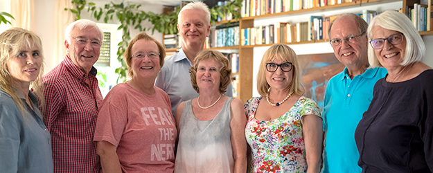 Acht Seniorinnen und Senioren haben im Sommersemester 2018 den Kurs 'Fernsehen selbst machen' besucht und hier das Magazin 'ZUKUNFTSaspekte' entwickelt und umgesetzt. (Foto: Stefan F. Sämmer)