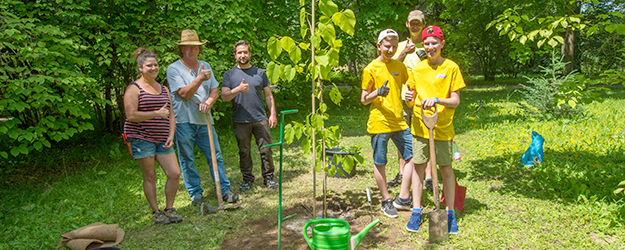 Insgesamt 17 Schülerinnen und Schüler arbeiteten im Rahmen der Kampagne 'Dein Tag für Afrika' im Botanischen Garten, im Büro des Präsidenten oder in der Zentraldruckerei der JGU. (Foto: Peter Pulkowski)