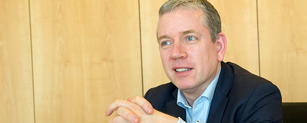 Auch heute noch fühlt sich Daniel Gahr seiner Alma Mater eng verbunden. Die Stadtwerke unterstützen beispielsweise das Deutschlandstipendium an der JGU. (Foto: Peter Pulkowski)