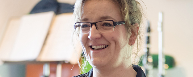 Steph Winzen spielt eine Reihe von Instrumenten. Neben der Klarinette und der Querflöte hat ihr es aber das Saxofon in allen Baugrößen besonders angetan. (Foto: Stefan F. Sämmer)