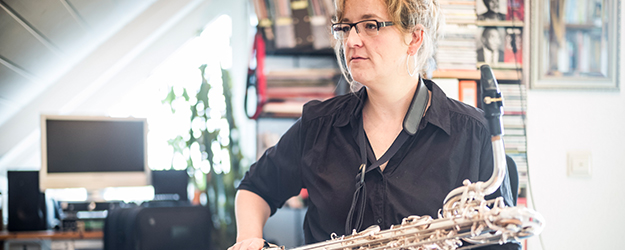 Die Saxofonistin und Orchestermusikerin Steph Winzen wandert mühelos zwischen den Genres und Instrumenten der Saxofonfamilie und vermischt verschiedene Genres zu ganz eigenen Stilrichtungen. (Foto: Stefan F. Sämmer)