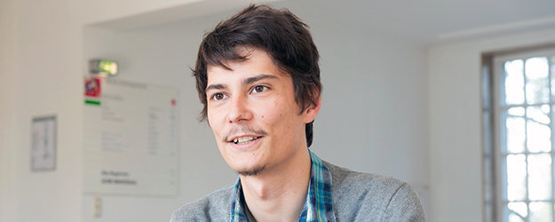 Alexey Kivel engagiert sich neben dem Studium in mehreren universitären Gremien, beispielsweise im Fachausschuss für Studium und Lehre in der Physik. (Foto: Peter Pulkowski)