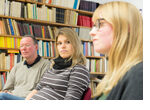 (v.l.) Dr. Lutz Baumann, Tanja Herrmann und Lisa Frank werben für das deutsch-französische Studienangebot der JGU. (Foto: Peter Pulkowski)