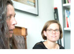 Univ.-Prof. Dr. Sylvia Thiele (l.) und Vanessa Schlüter (r.) haben sich im Rahmen des Christine de Pizan-Mentoring-Programms an der JGU kennengelernt und ausgetauscht. (Foto: Peter Pulkowski)