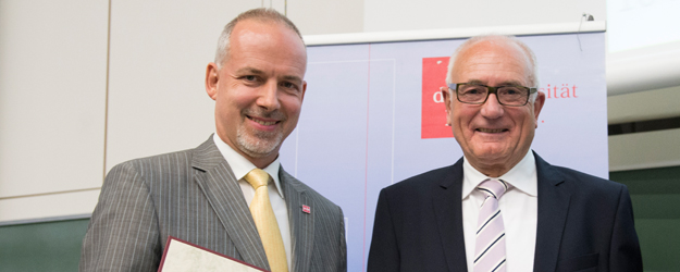 Universitätspräsident Prof. Dr. Georg Krausch dankt Stiftungsprofessor Prof. Dr. Gerold Krause-Junk für eine interessante Vorlesungsreihe. (Foto: Peter Pulkowski)